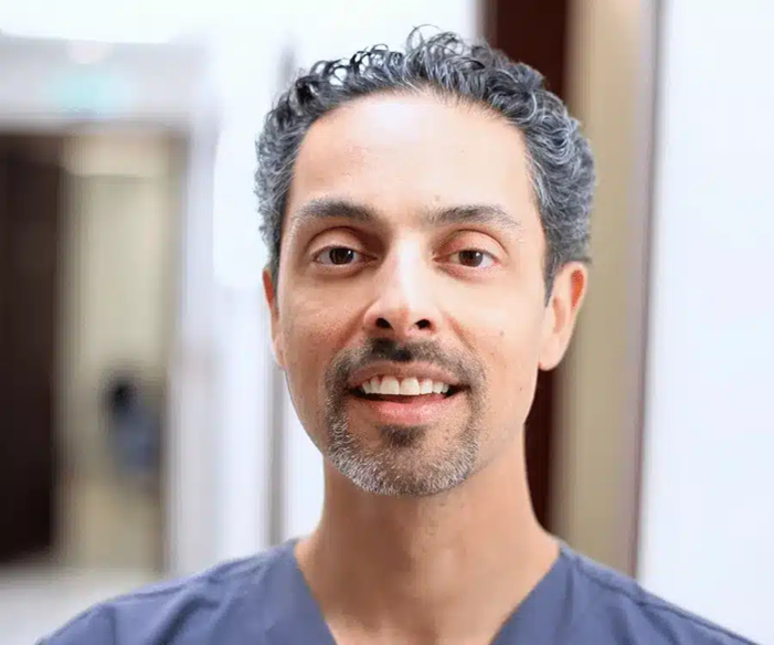 Scarring and Facial Aesthetics: Dr. Julian De Silva's Approach to Minimizing Visibility