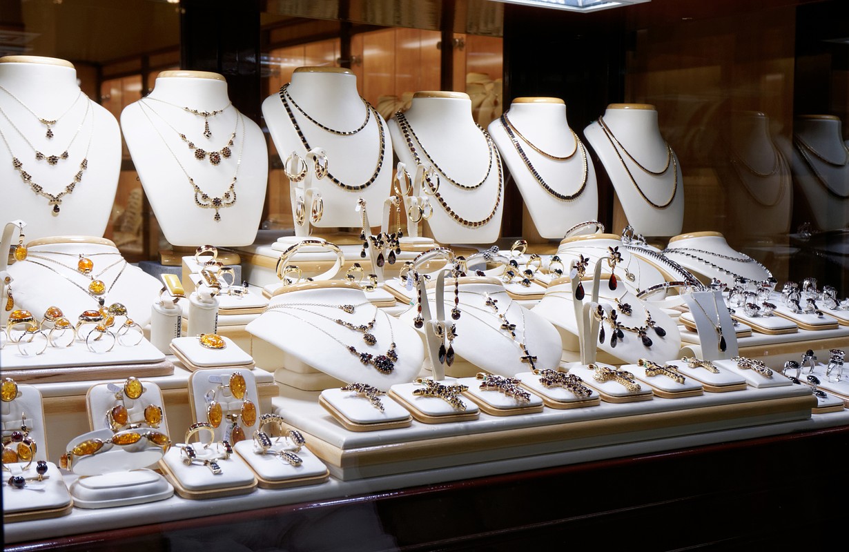 Maximalist Jewelry Trends: Statement Pieces from Canadian Online Retailers