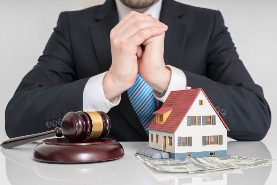 How Dubai Real Estate Lawyers Ensure Compliance with Property Laws