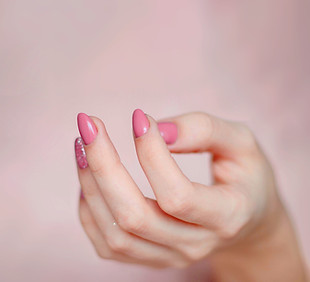 Minimalist vs. Bold Nail Art: Which Style Suits You?