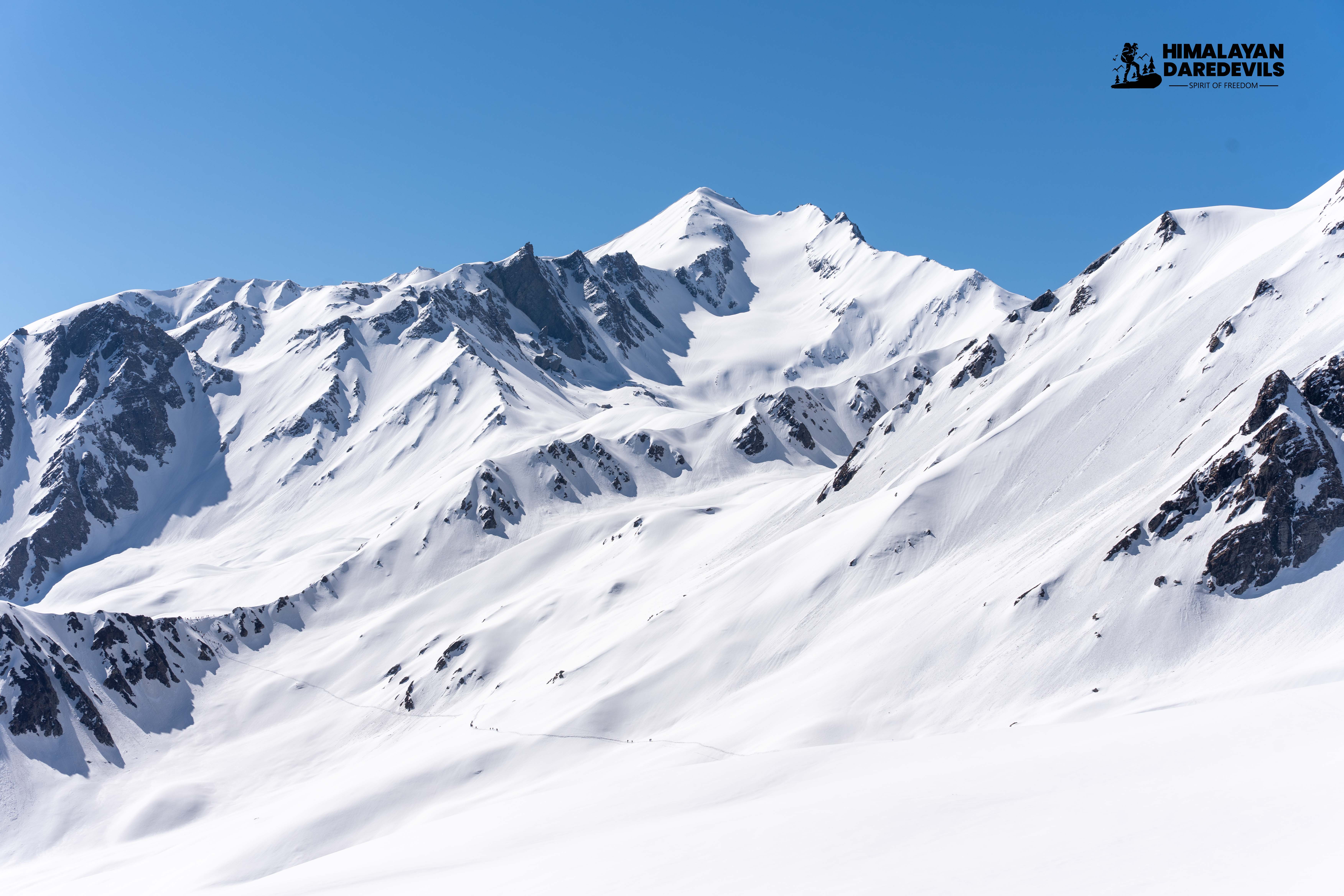 How long is the Sar Pass trek