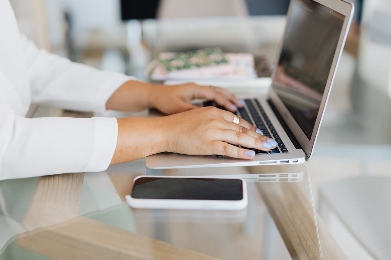 Boosting Productivity and Style: Exploring Office Workstations with Glass Features
