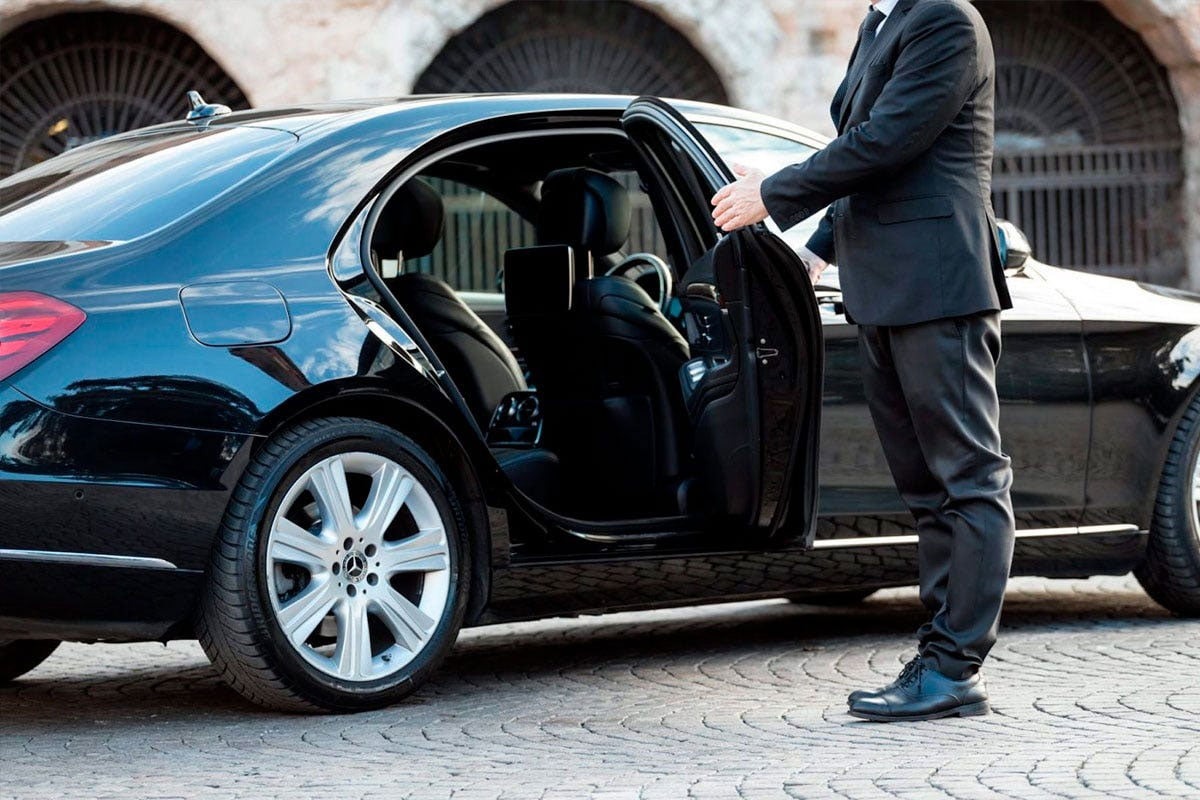 Make Your Wedding Day Special with a Luxury Limo Service