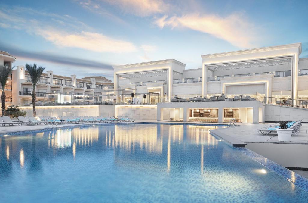 Why Are Luxury Resort Deals the Key to an Affordable Getaway?