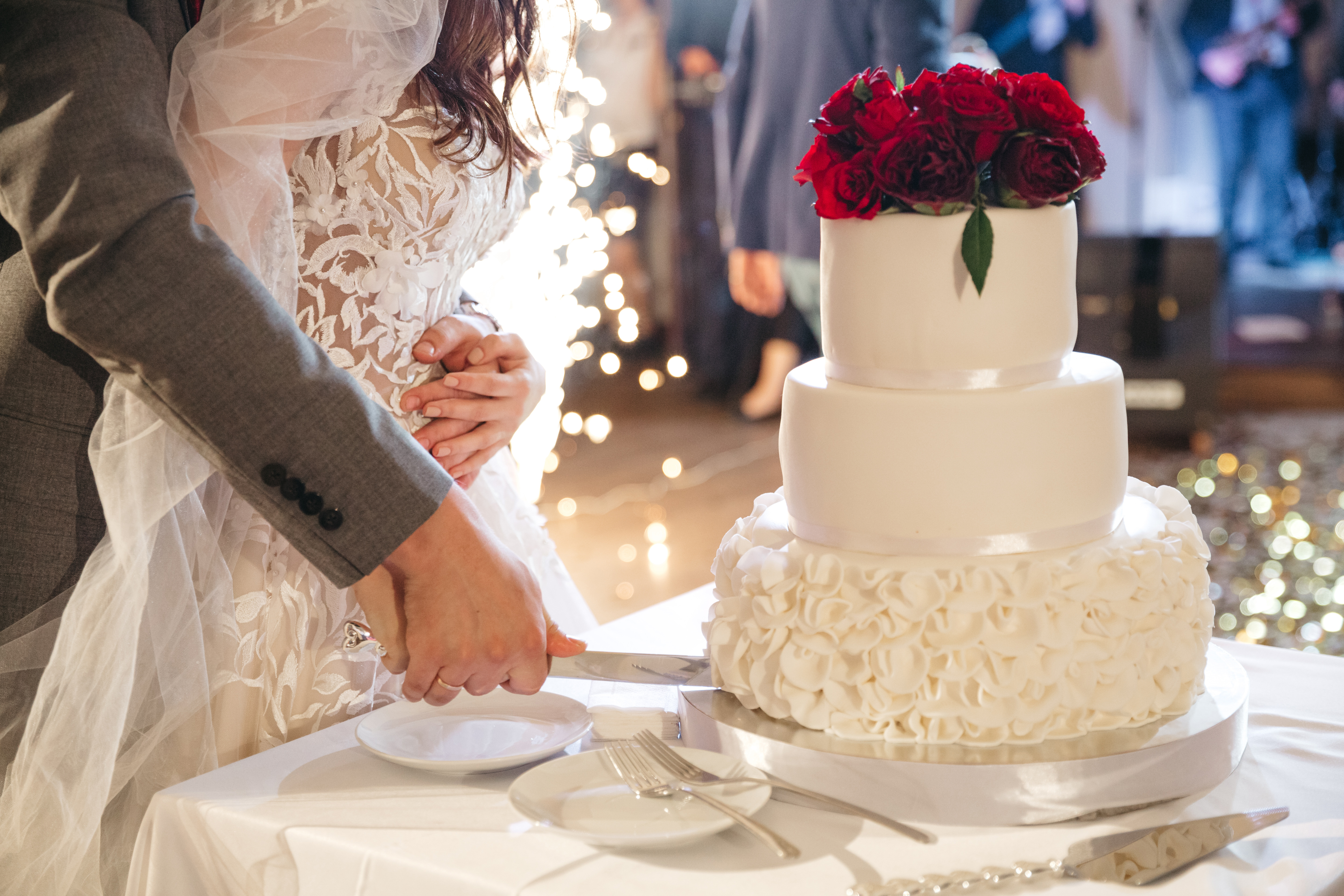 “Celebrating Perfection: How to Get Your Dream Wedding Cake in Dubai"