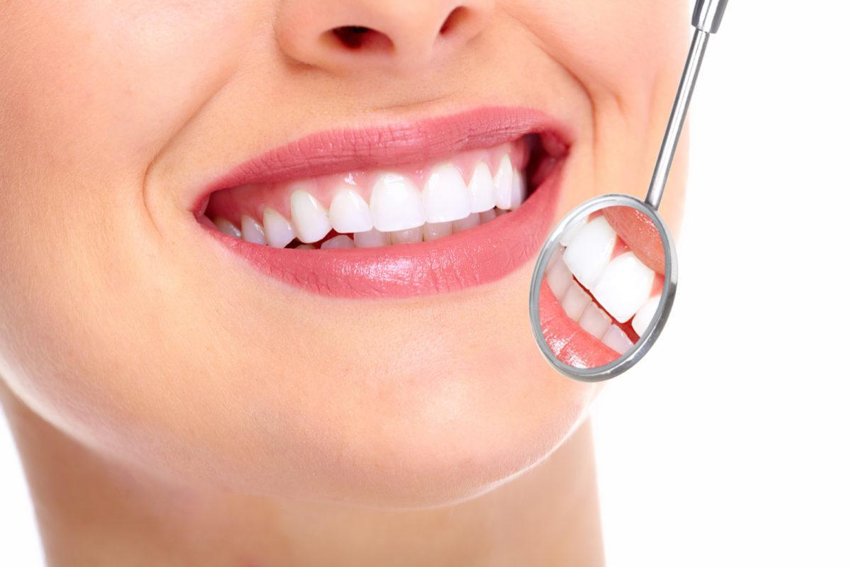 The Risks of DIY Dentistry: Why Visiting a Dental Clinic Is the Best Choice