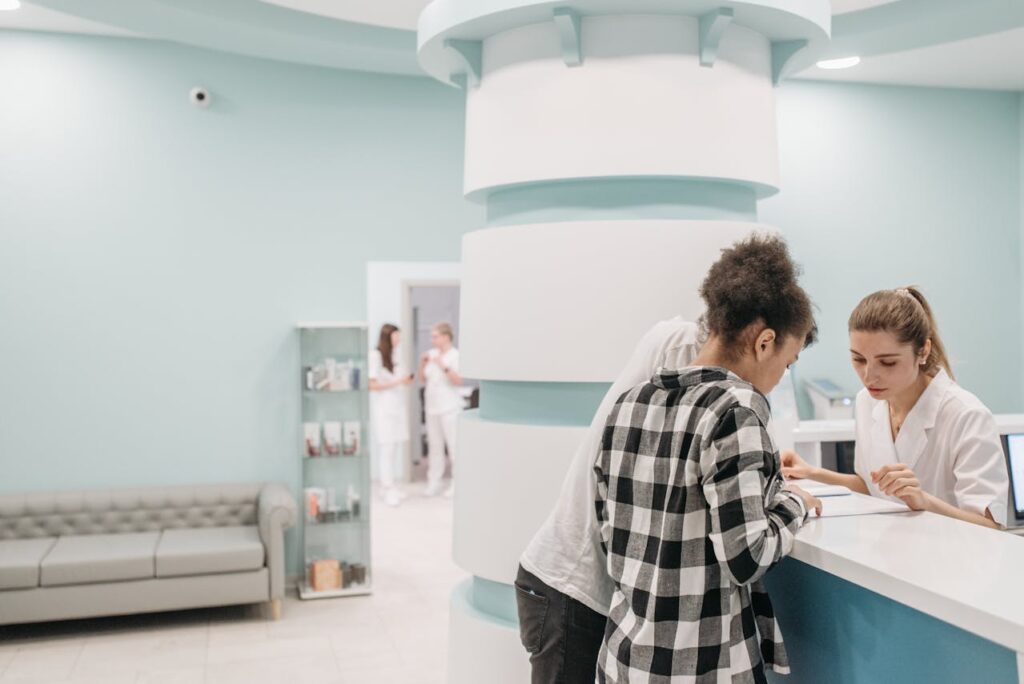 Uw glimlach herstellen: implantaat-voortand en Invisalign-oplossingen