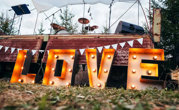 How to Create an Interactive Wedding Photo Gallery for Guests