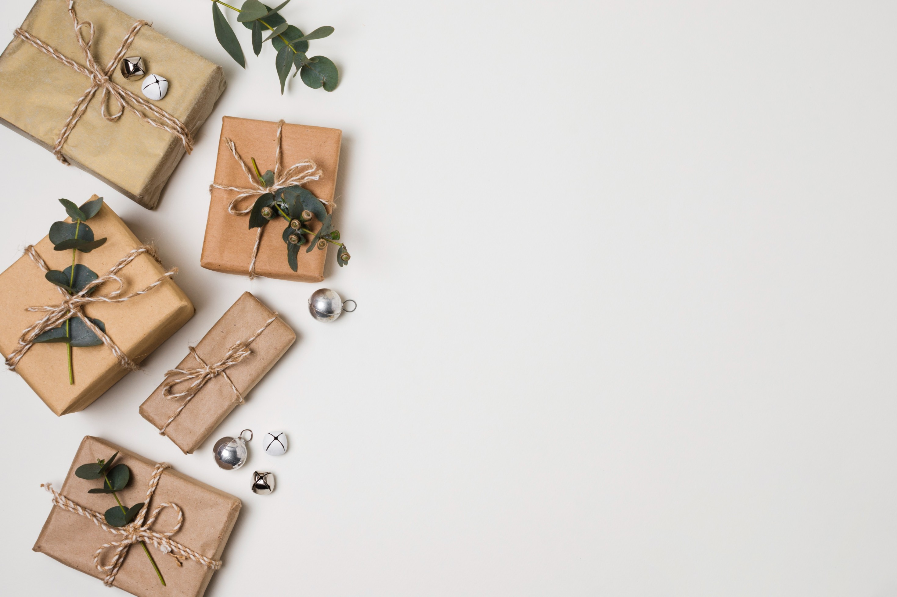 Why are eco-friendly promotional gifts becoming popular in the UAE?