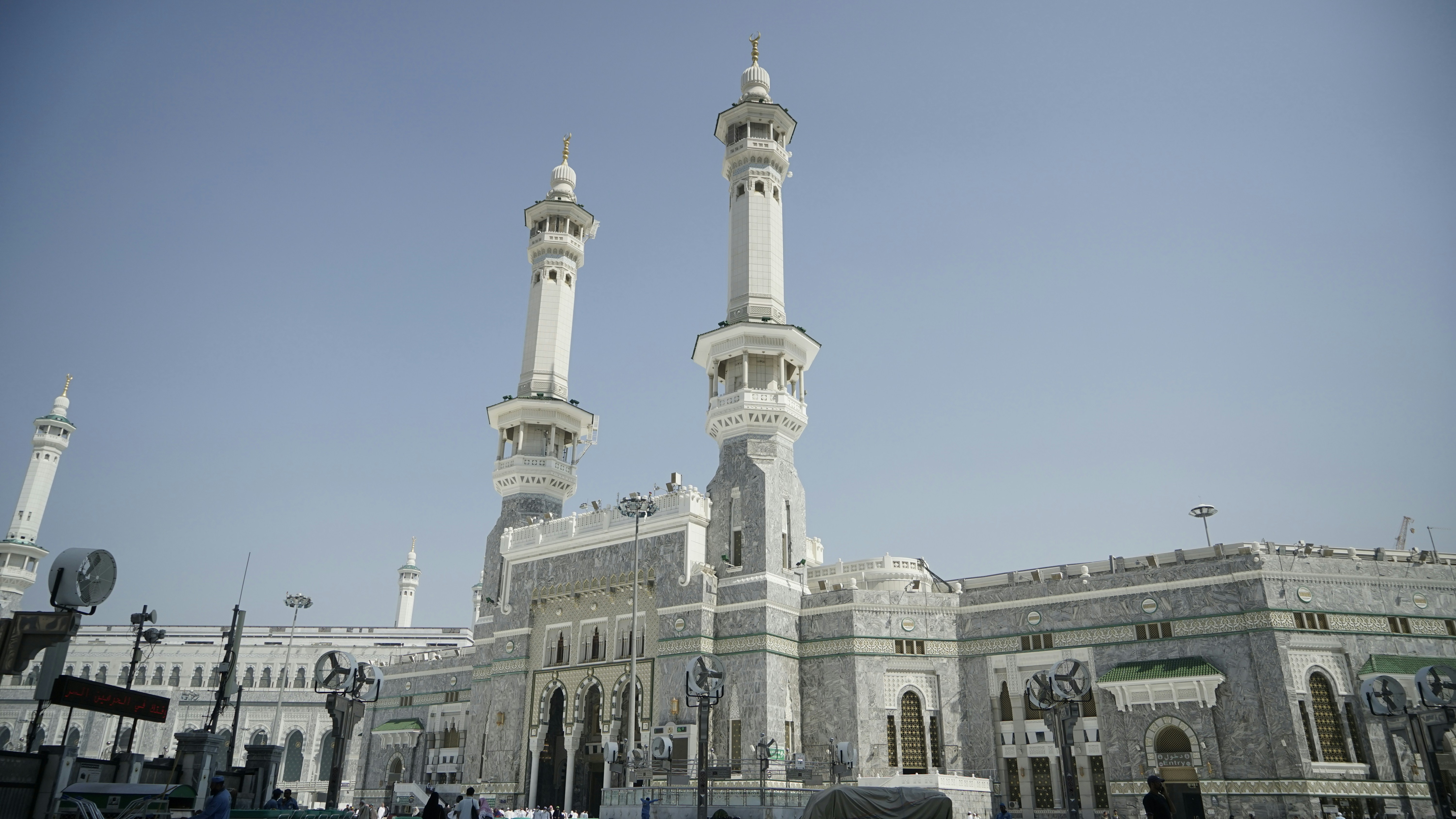 Top Mistakes to Avoid When Booking a Cheap Umrah Package