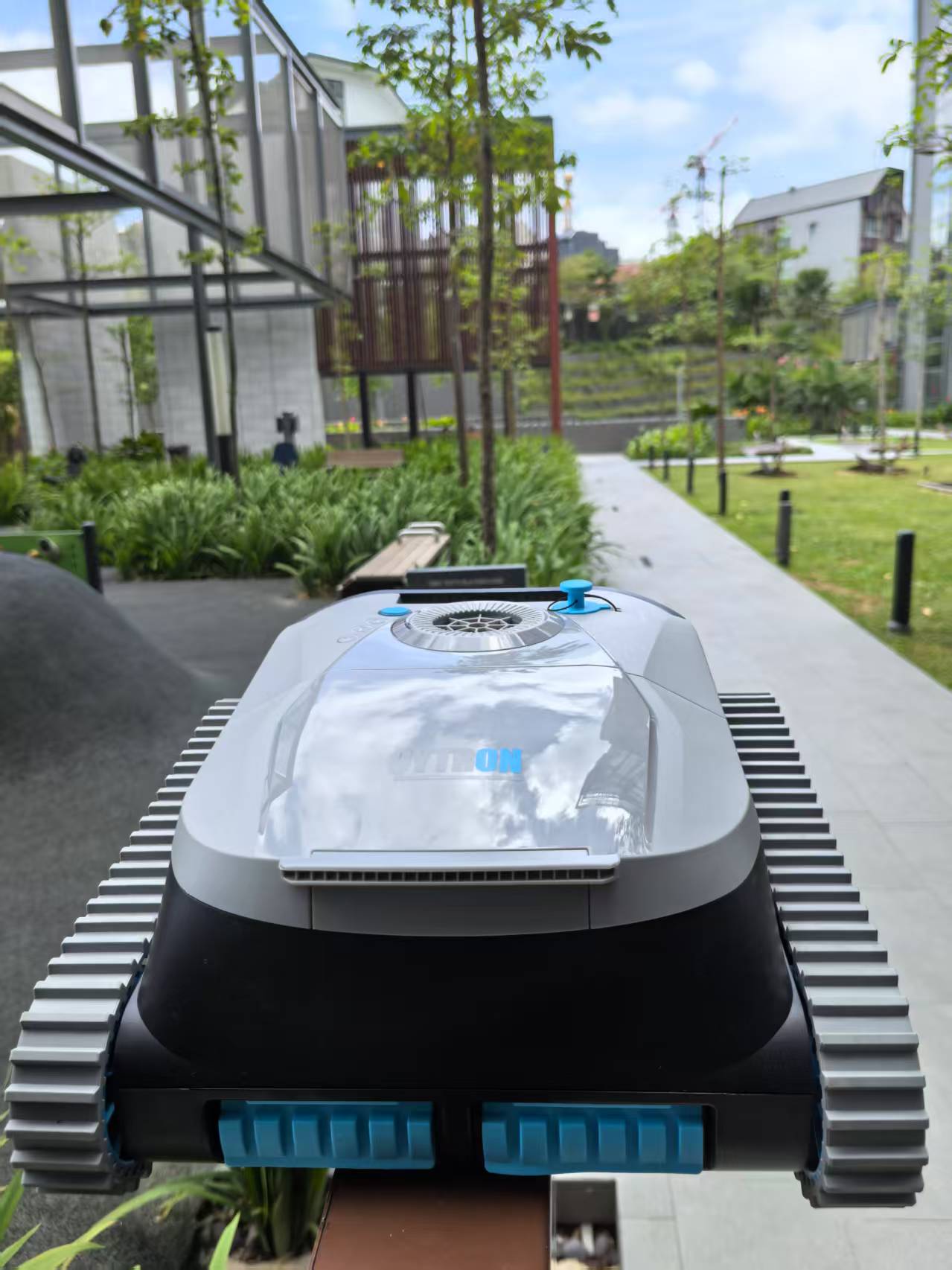 Ultimate Pool Robot for Sparkling Walls and Floors