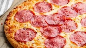 Hot & Flavorful Salami Pizza in Viechtach | Freshly Baked