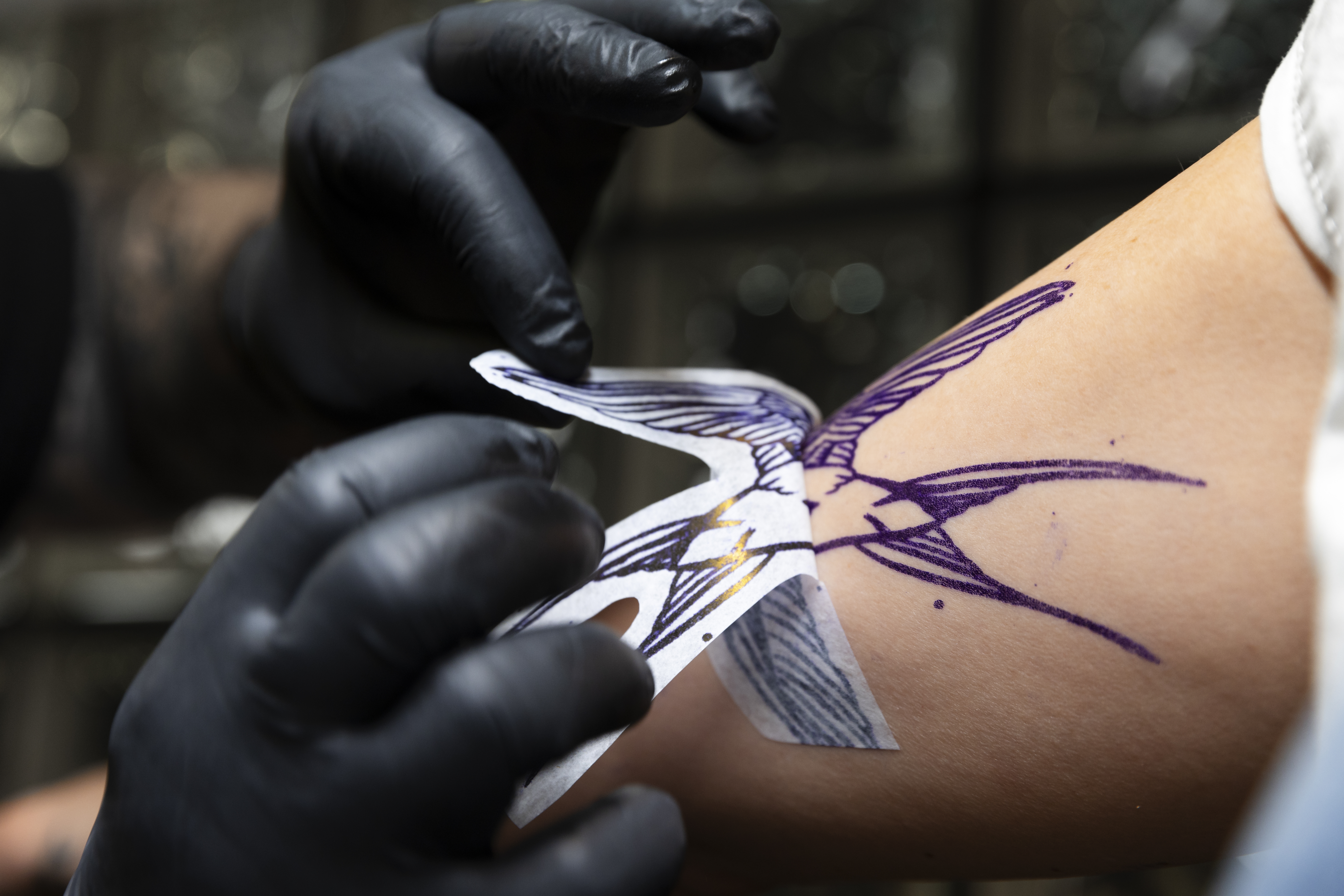 Evoluția Esteticii Corporale: De Ce Aleg Tot Mai Mulți Oameni Tatuaje Semipermanente