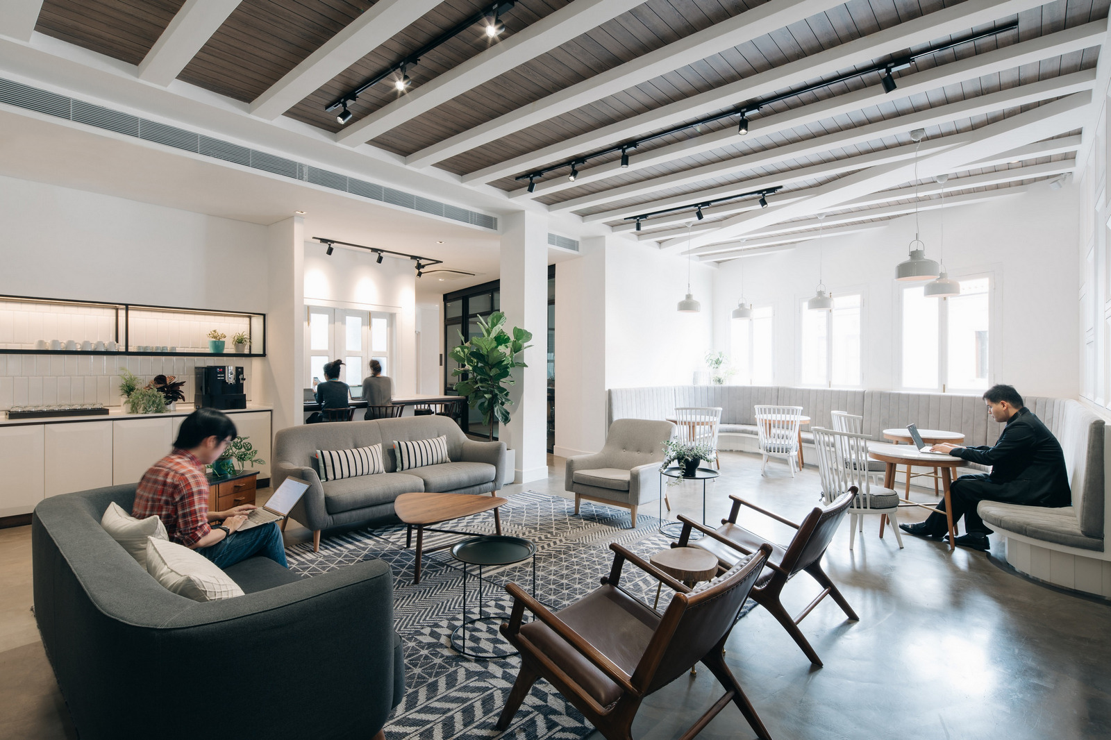 How a Hot Desk in Singapore Can Save Your Business Money