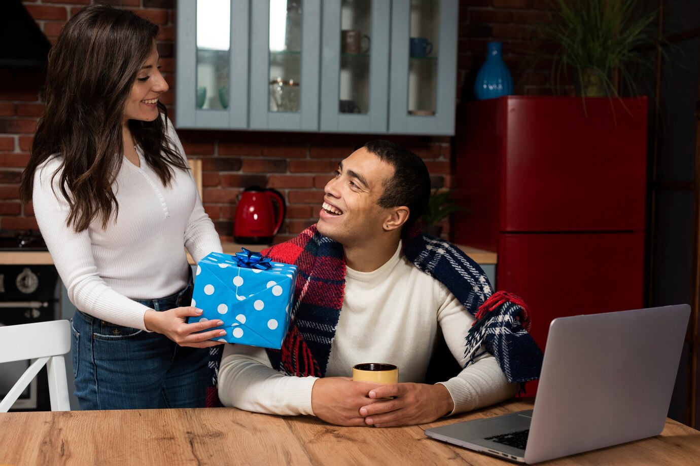 Which Online Platform Offers Same-Day Delivery for Luxury Gift Hampers in India?