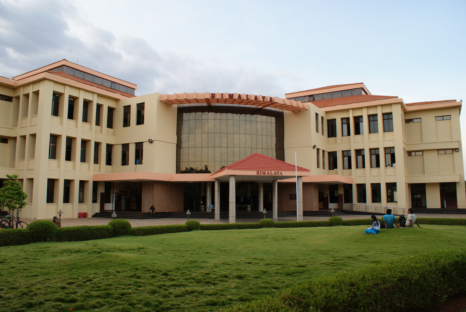 How Engineering Colleges in Gujarat Prepare Students for Jobs