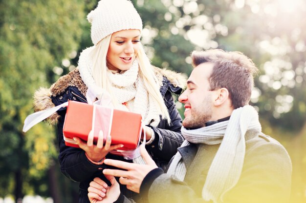 6 Cute, Romantic & Useful Birthday Gifts for Boyfriend – From Small Surprises to Smart Watches