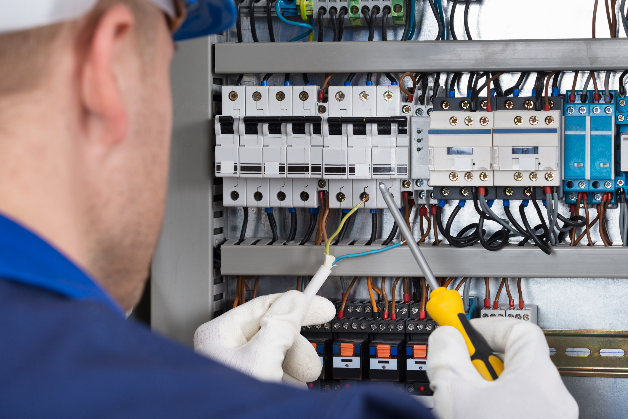 Why Fayetteville Homeowners Choose Local Electricians Over Chains