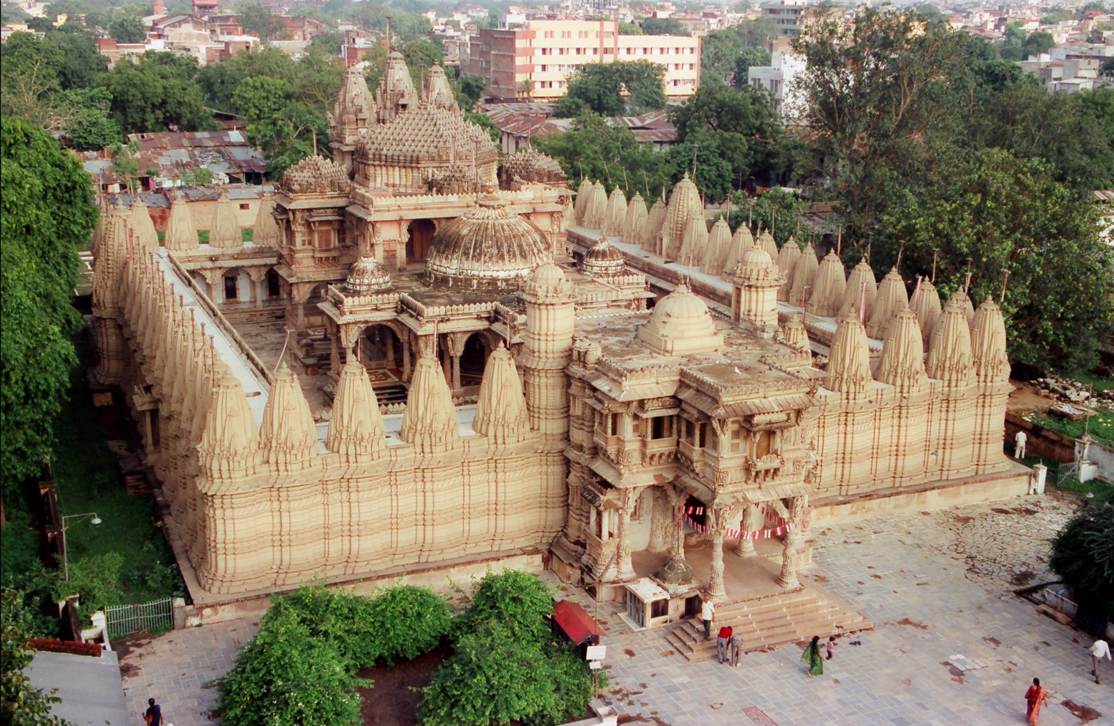 Discover the Splendor of Hutheesing Jain Temple Today