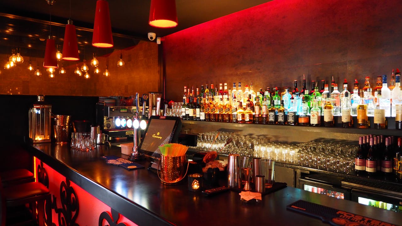 How to Decorate a Restaurant or Bar for a Corporate Event That Actually Impresses