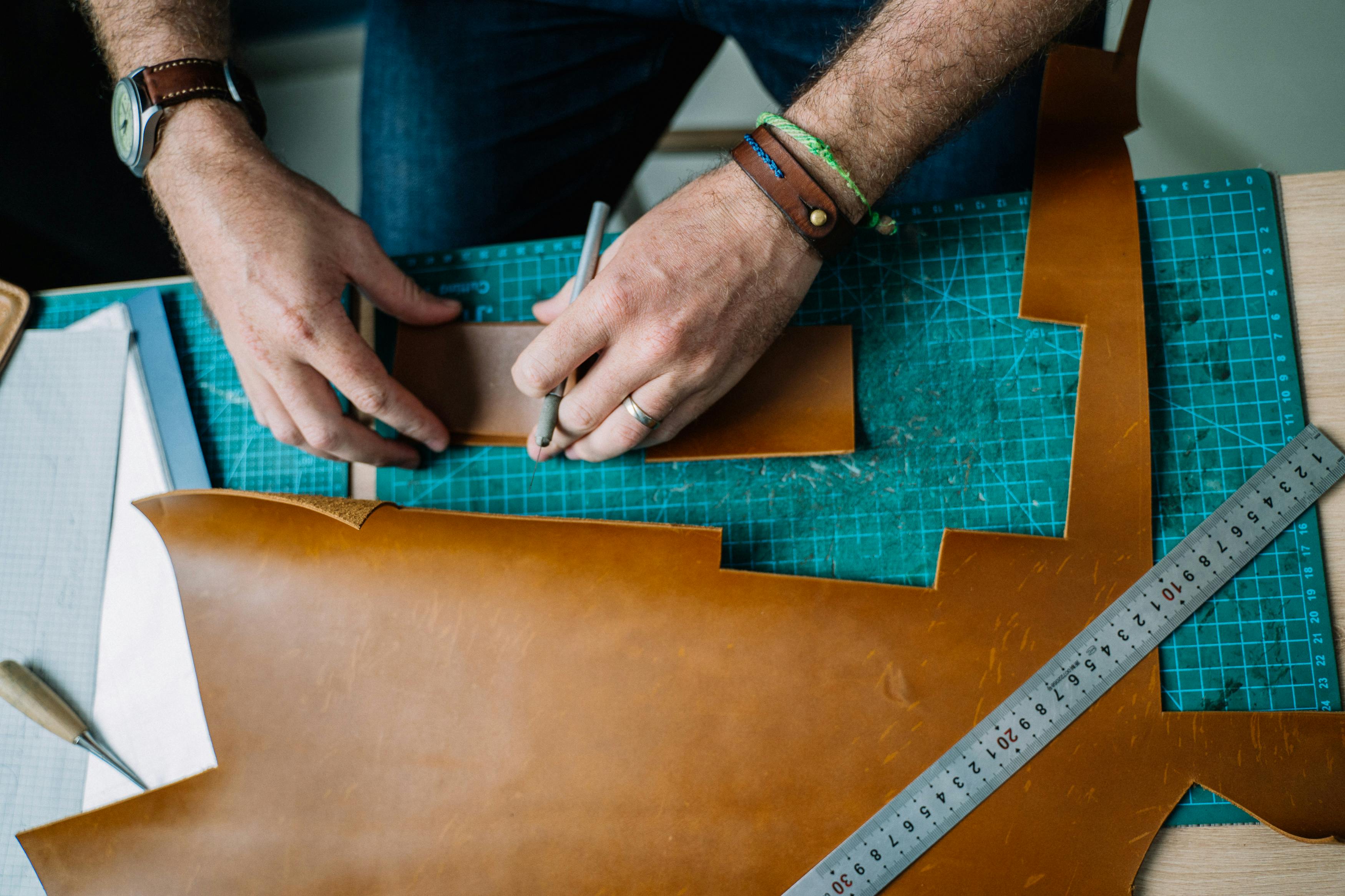 Craftsmanship Unveiled: Making Leather Purses with Absent Findings