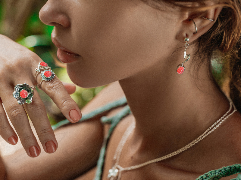 Rhodochrosite rings: the eye-catching crimson gemstone