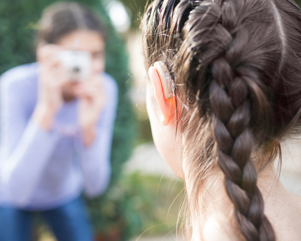 How the IIC Hearing Aid Helps Restore Confidence in Social Settings