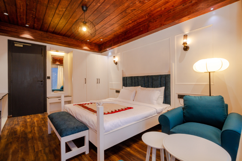 Stay at a child-friendly Luxury Accommodation near Manali.