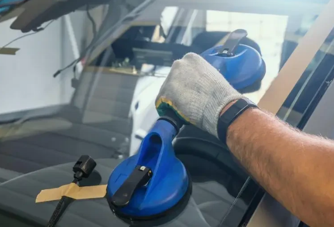 How Professional Glass Replacement Keeps Semi-Trucks on the Road