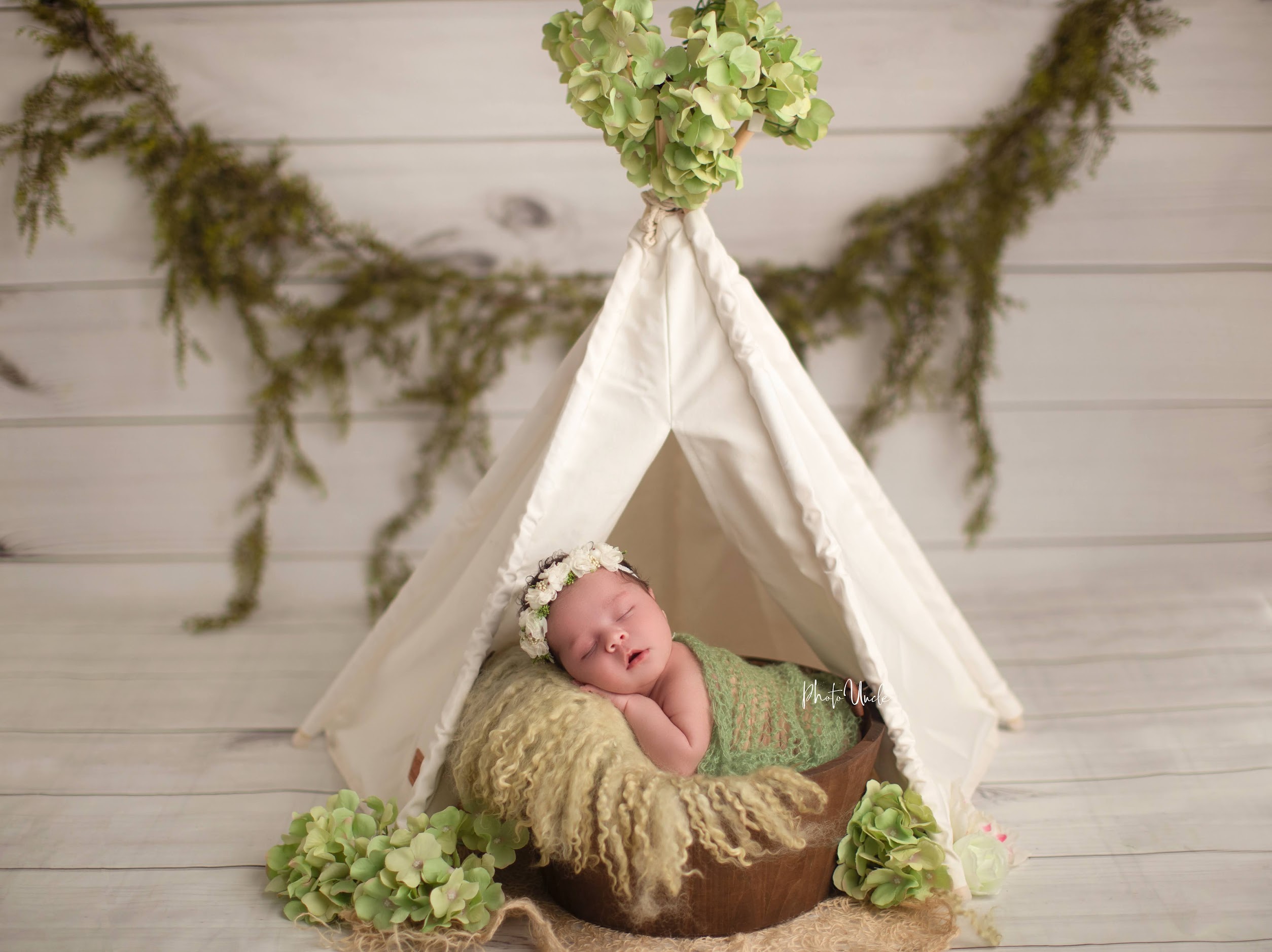 Posing Twins for Newborn Photos: Professional Techniques and Safety Tips