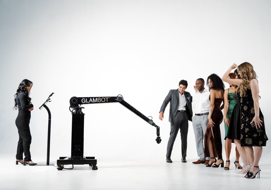 Detrás del Glamour: Cómo se Preparan las Estrellas para su Momento Glambot