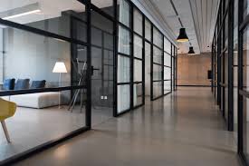 What Are the Advantages of Choosing Custom Glass for Office Partitions?