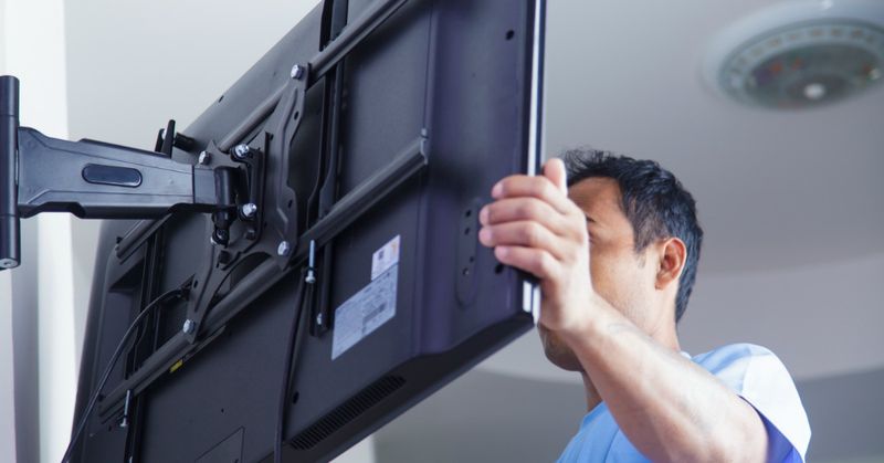 Rethinking the Living Room: Wall-Mounted TVs for a Modern Tampa Bay Lifestyle
