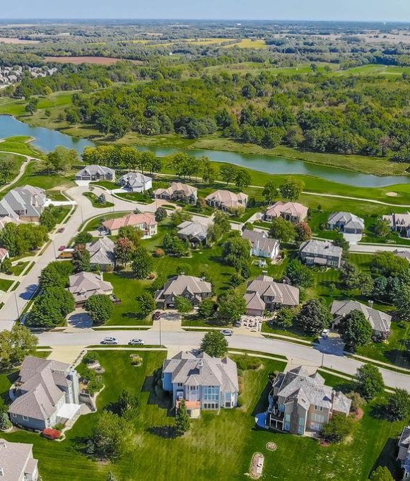 KC Suburbs vs. City: Which Boosts Kansas City Home Values?