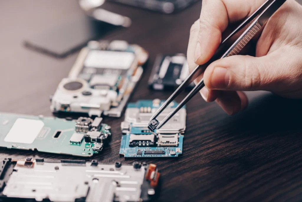 Why Choose Orange Mobile Hub for Expert Smartphone and Laptop Repairs in the UAE?
