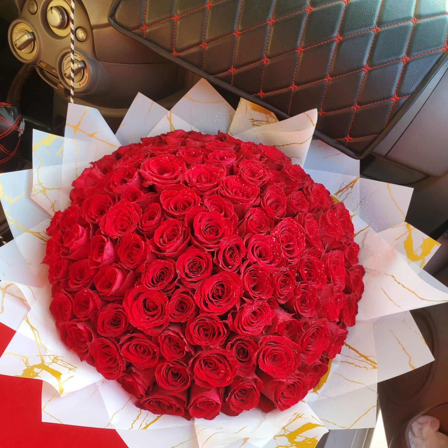 Anniversary Flowers for Him vs. Her: Customizing Bouquets by Gender & Taste