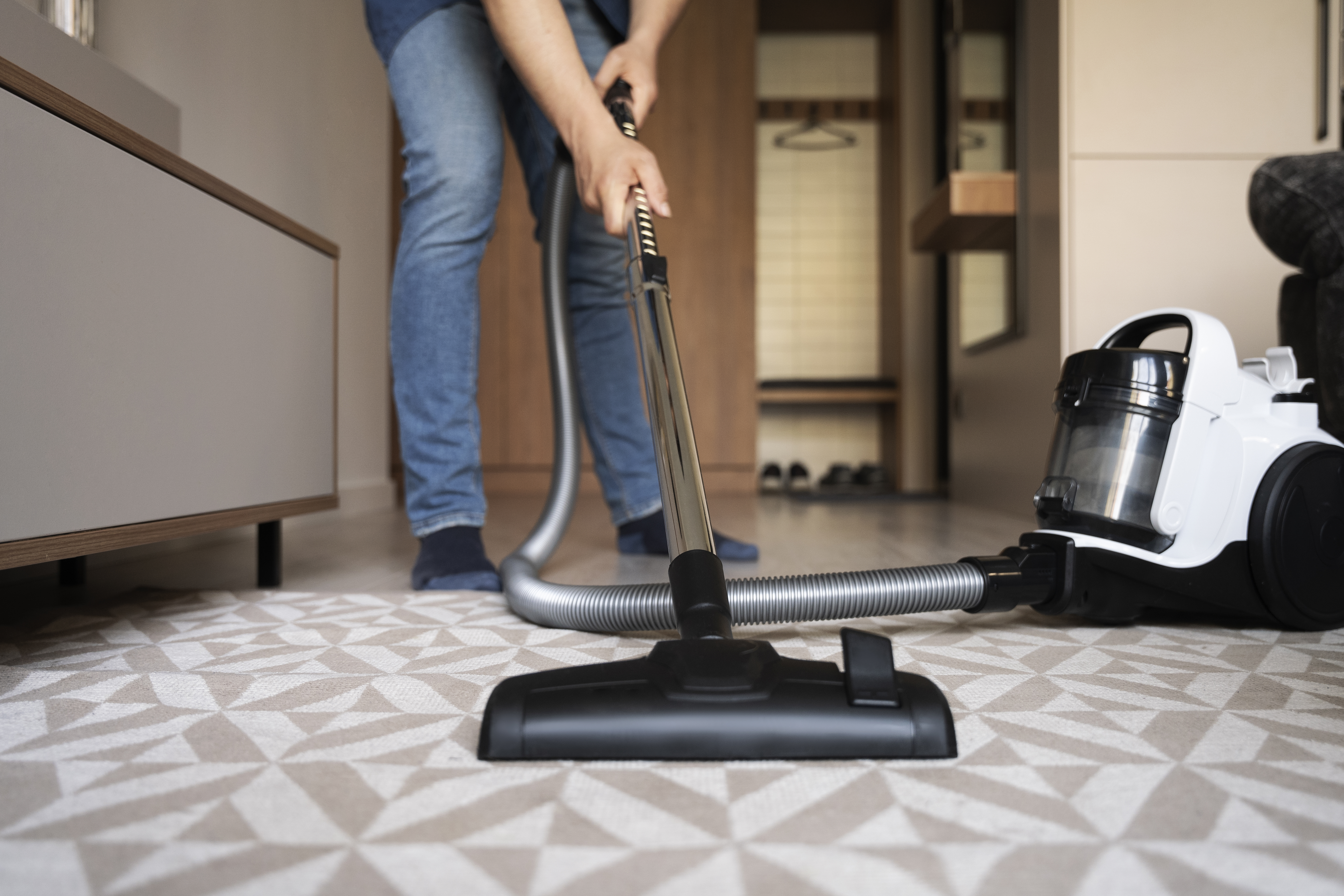 How to Use a Wet and Dry Vacuum Cleaner for Both Home and Car Cleaning