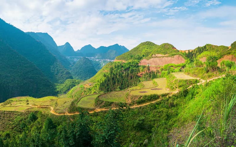 Backpacking Vietnam: Route, Budget & Hostel Tips for 2025
