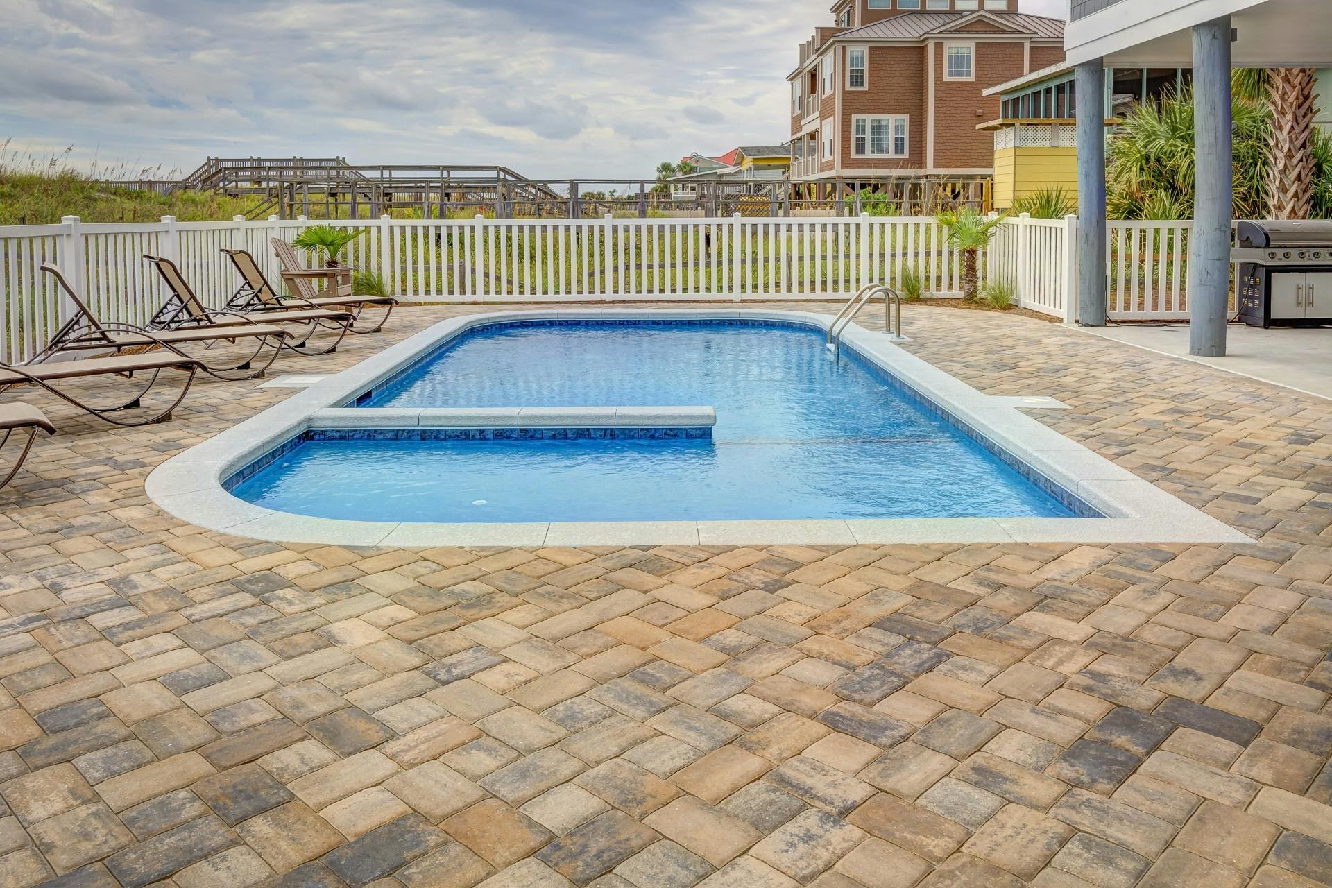 Unveil the Artistry of Custom Pool Windows and Underwater Glazing with Hammerhead Aquatics