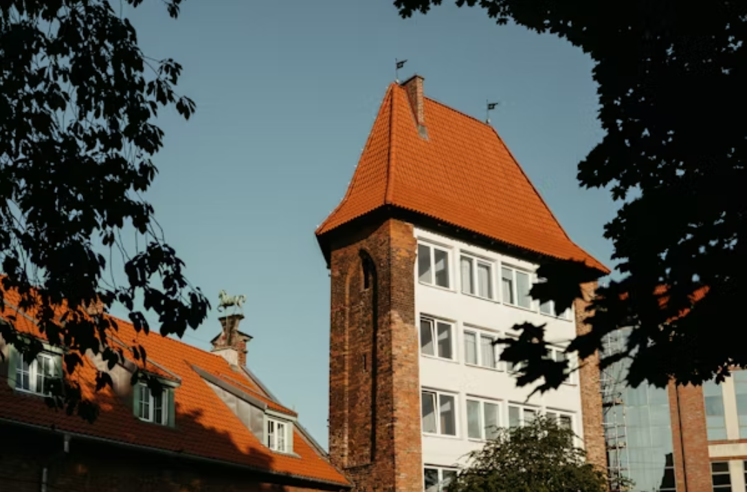 Deciding between UQ and QUT: A Comprehensive Comparison for Prespective Students