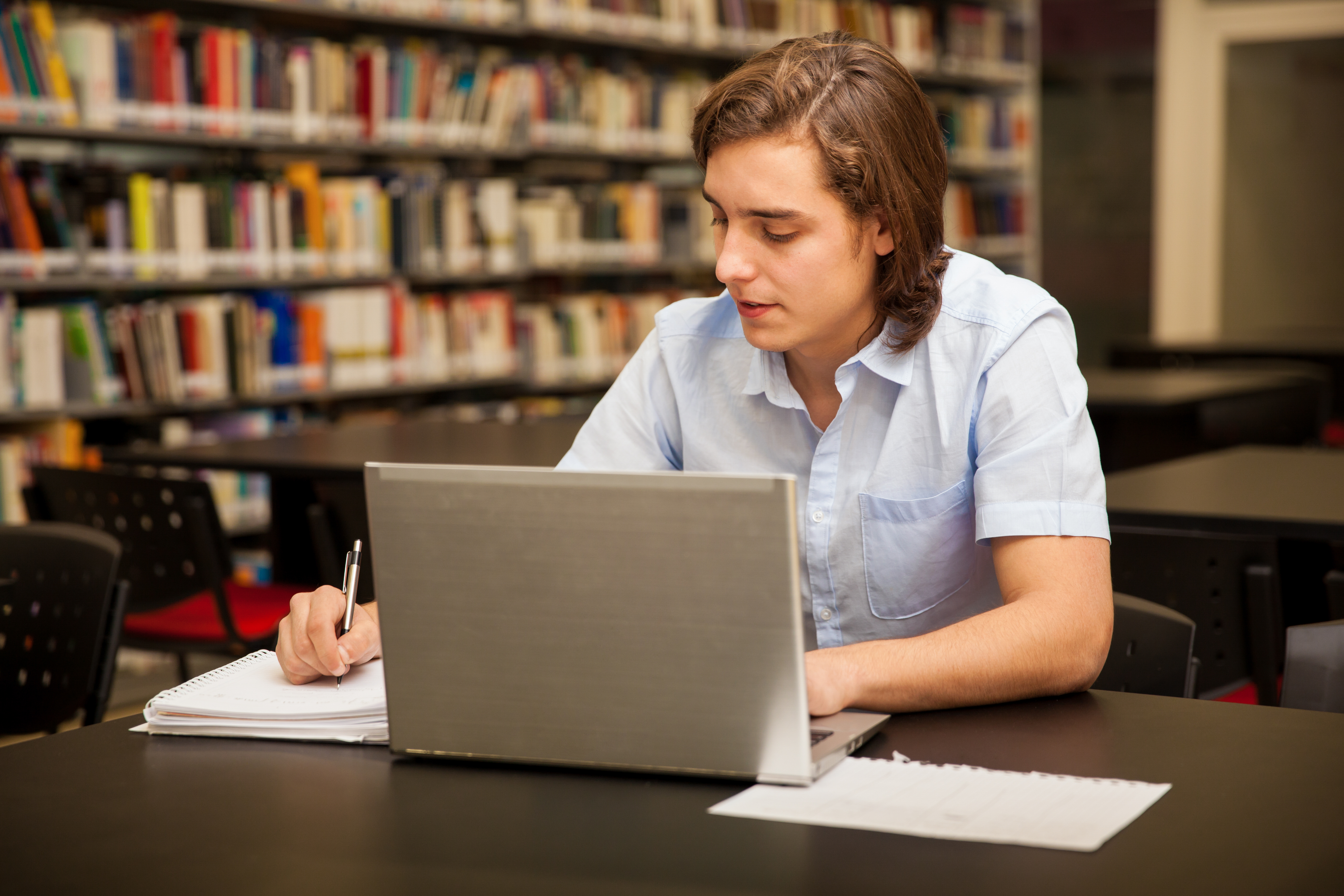 How to Get Scholarships at De Montfort University?