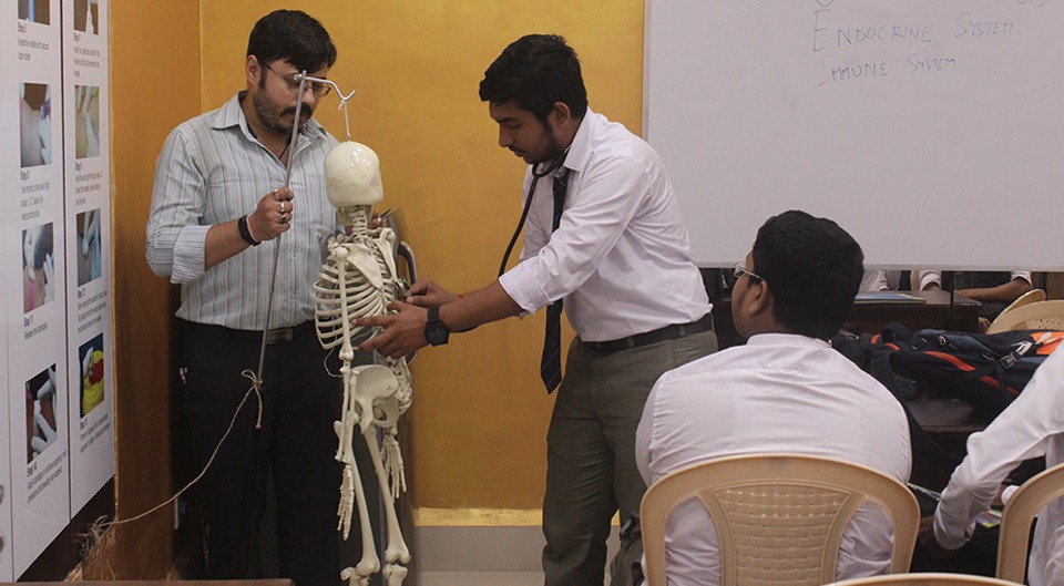 How to Choose the Right Medical Lab Technician Course in India