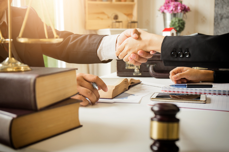 How Commercial Lawyers Help You Navigate Contracts, Disputes, and Risk