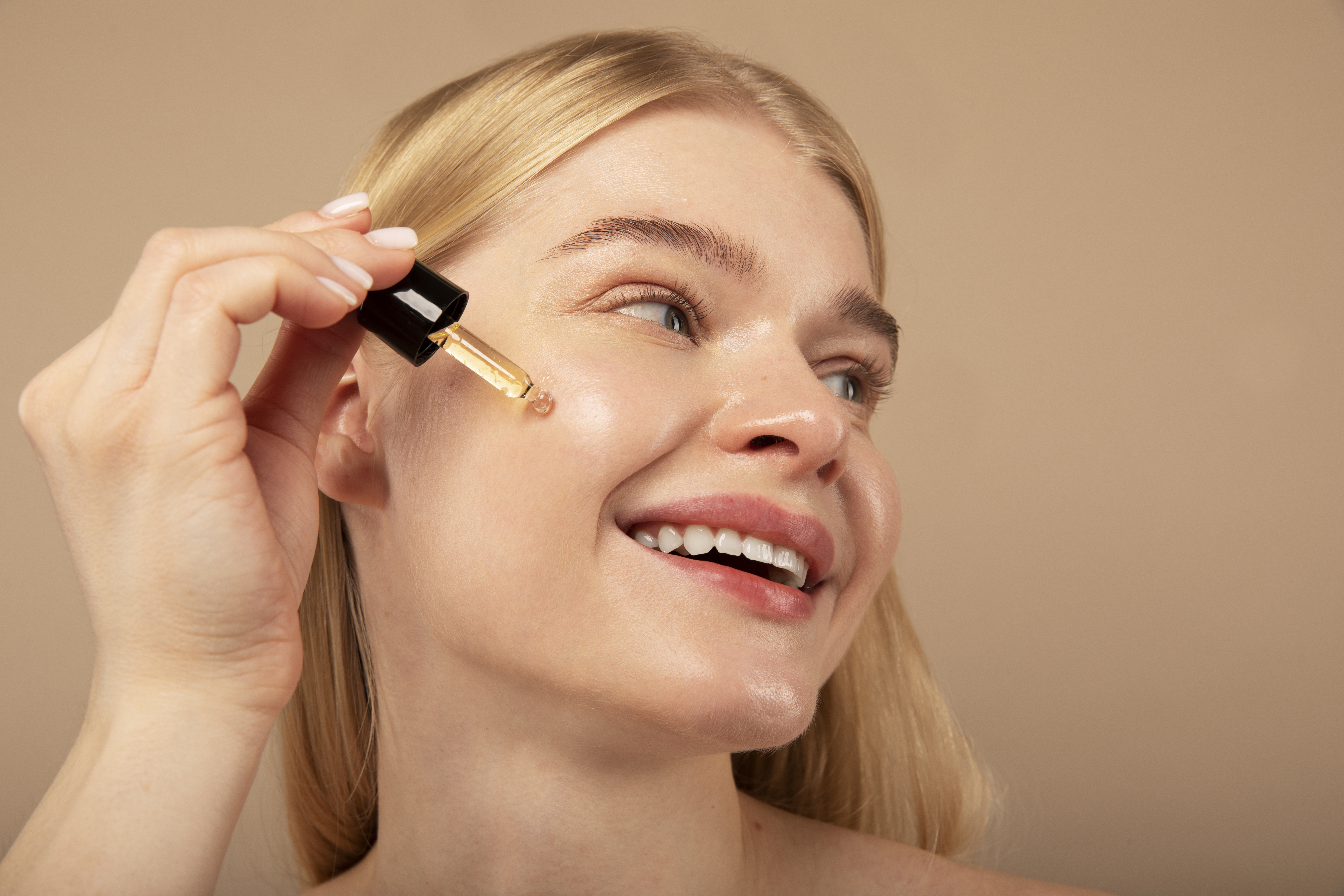 Unlock Radiance Naturally: Discover the Power of a Glowing Skin Serum