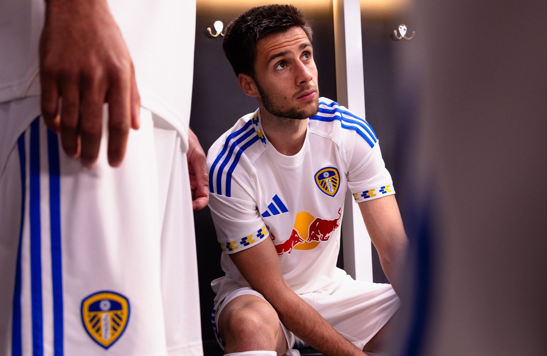 Leeds United predstavil oster domači komplet za sezono 2025/26