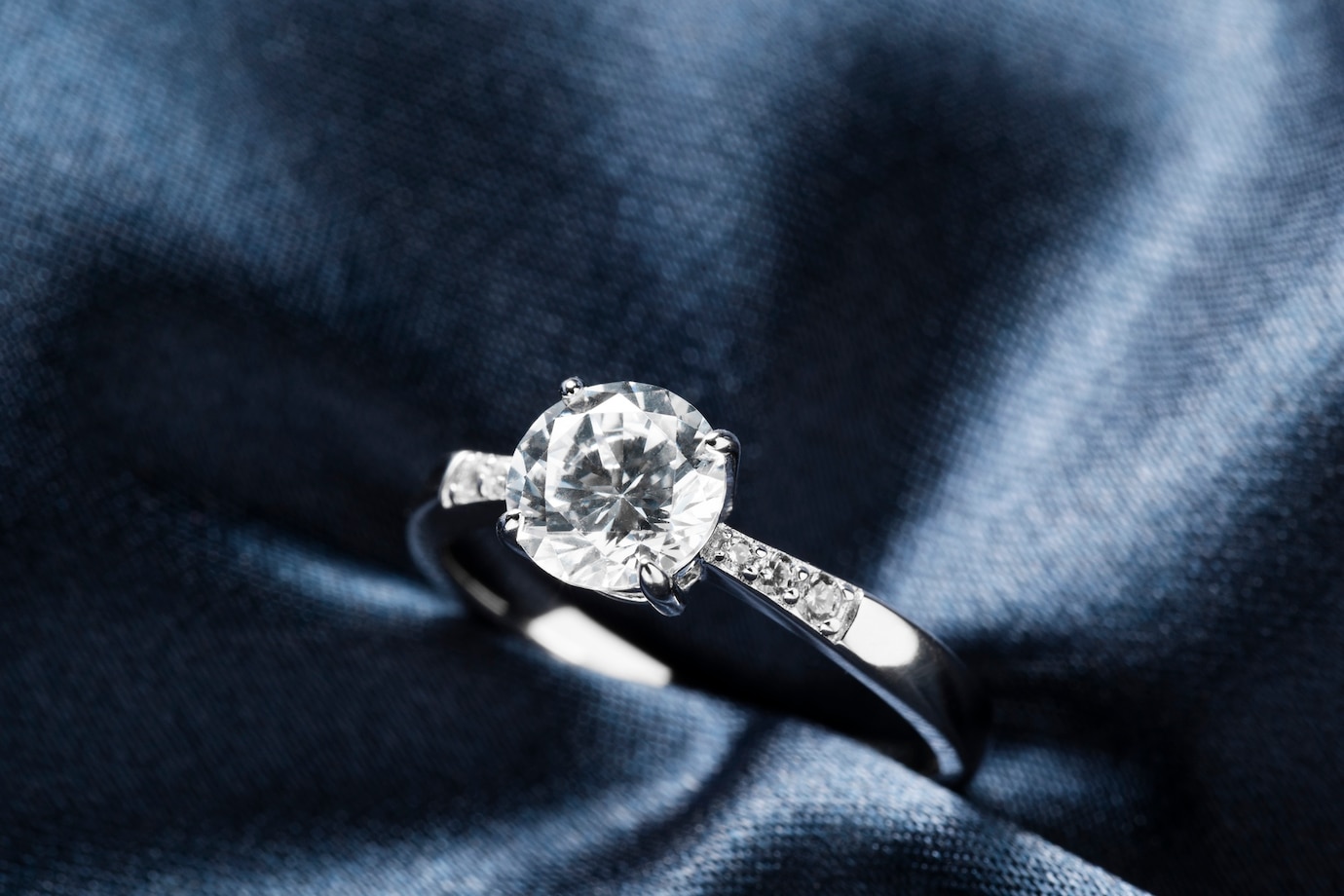 Top Reasons to Choose a Platinum Diamond Ring for Your Engagement