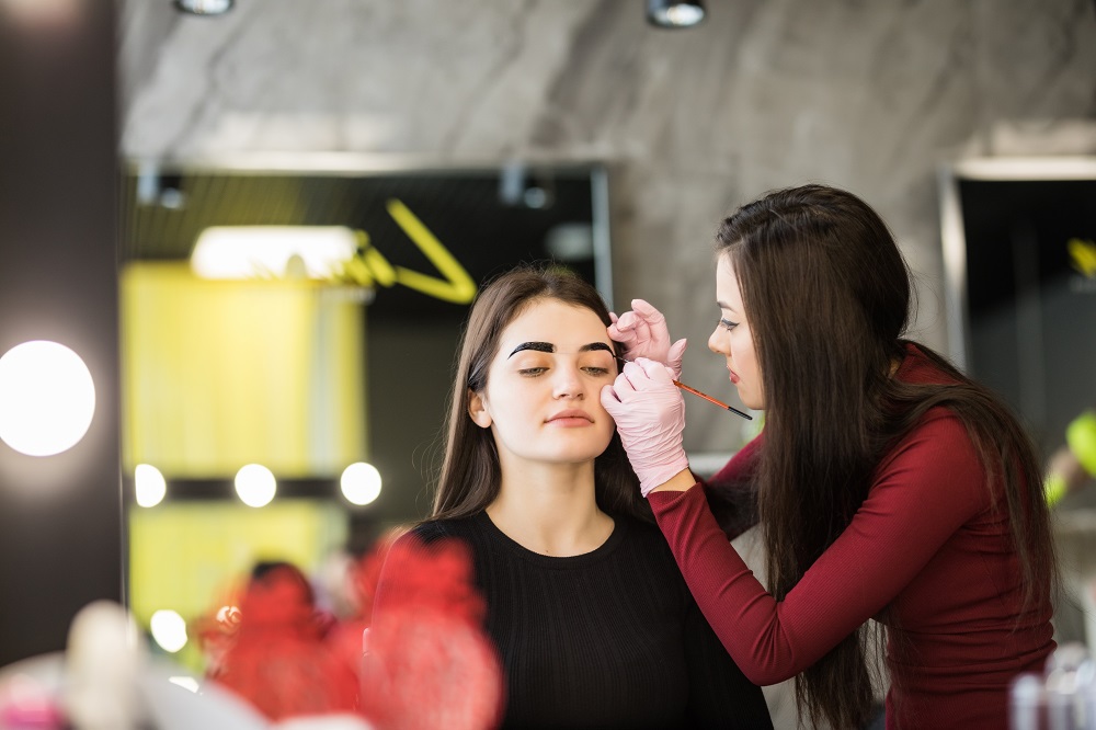 Tips for Booking a Makeup Artist During Busy Seasons in Dubai