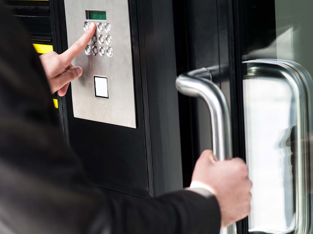What is the Difference Between Keyless Entry and Remote Keyless Entry?