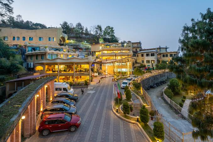 A Refreshing Hillside Getaway Where Comfort Meets Playful Escapes