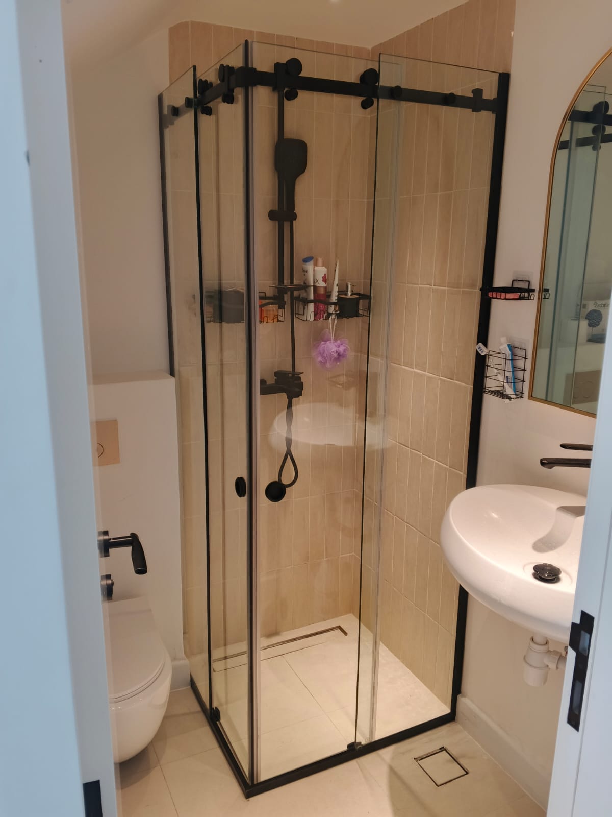 Bathtub Glass Installation in Dubai – Modern Bathroom Glass Solutions